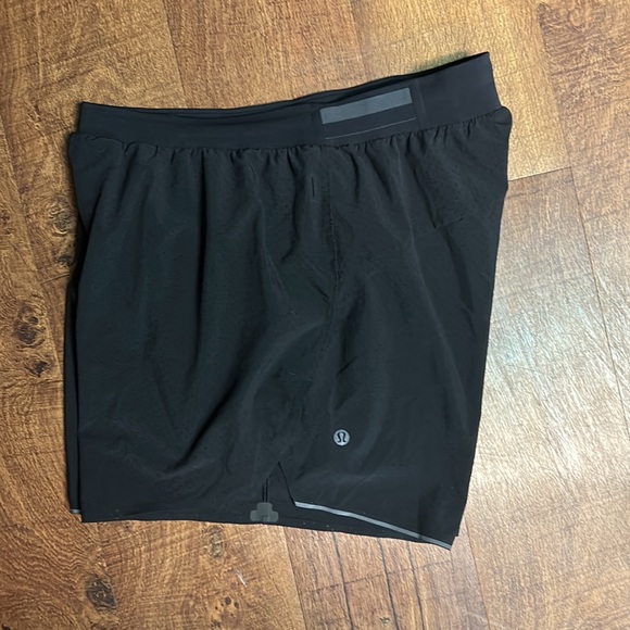 Men’s Lululemon running shorts w/liner - Picture 3 of 4